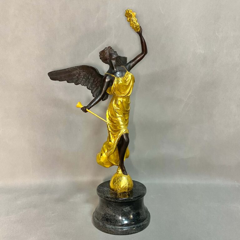مجسمه فرشته نفیر طلایی
