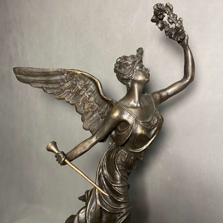 مجسمه فرشته نفیر نقره‌ای