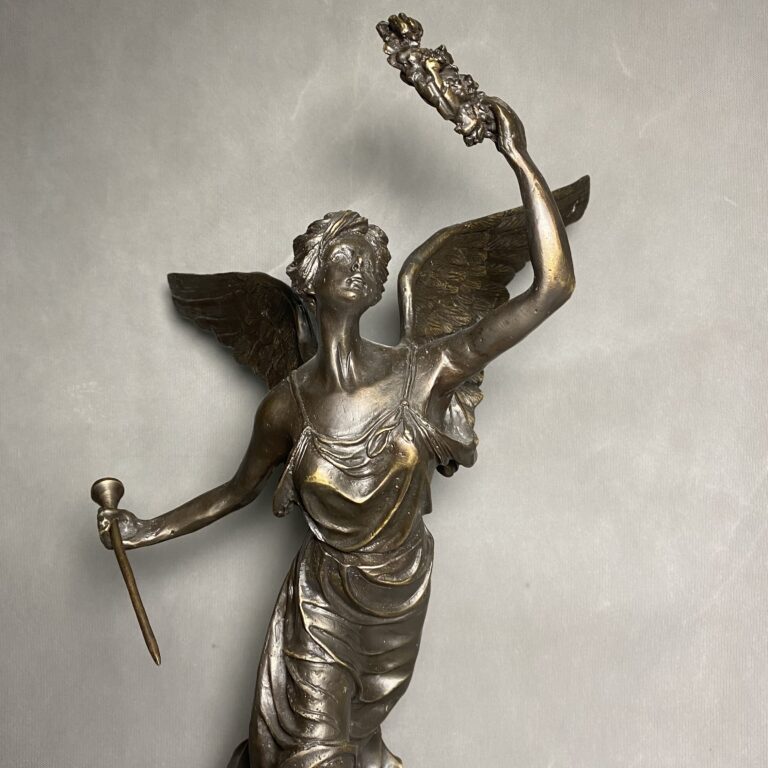 مجسمه فرشته نفیر نقره‌ای
