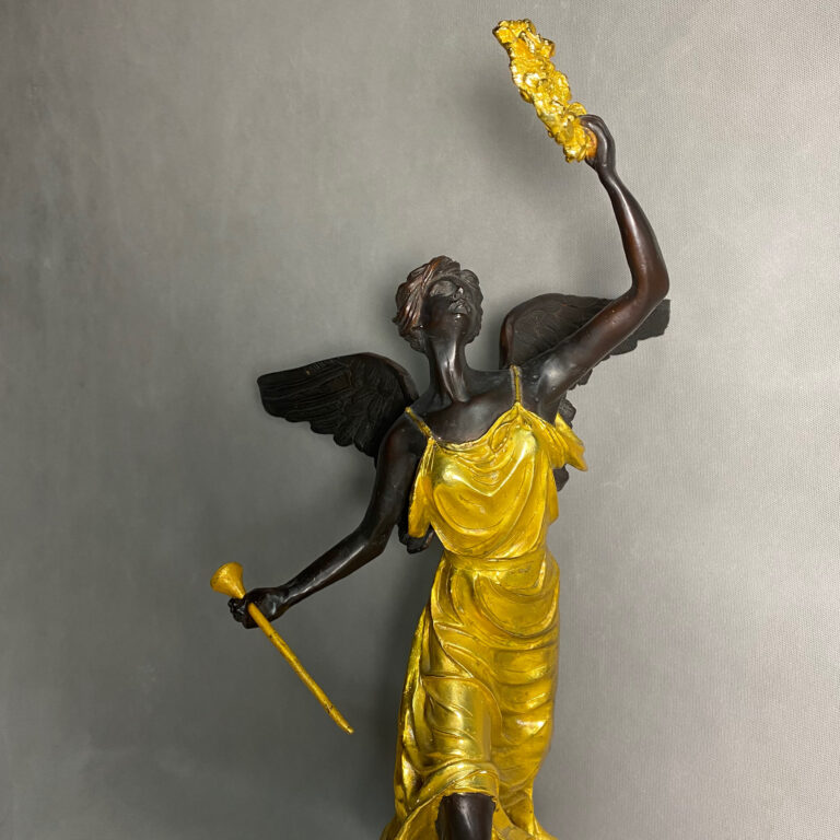مجسمه فرشته نفیر طلایی