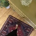 روی میز کنسول ویولا سبز و طلایی