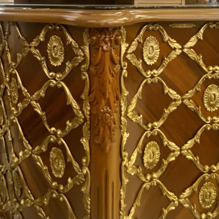 کنسول قهوه‌ای رنگ برنزکوبی و منبت کاری شده چوب راش سبک مراکشی
