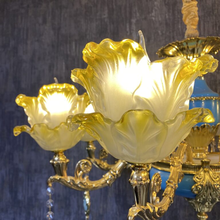 لوستر هشت شاخه بدنه برنز آبی طلایی با کریستال‌های آبی و سفید