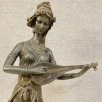 مجسمه زن بربط نواز برنز و سنگ