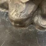 مجسمه زن فلوتیست برنز نشسته روی سنگ