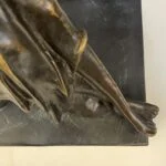 مجسمه زن فلوتیست برنز نشسته روی سنگ