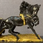 مجسمه طلایی و مشکی بن‌هور برنز