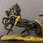 مجسمه طلایی و مشکی فرشته سوارکار برنز