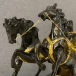 مجسمه طلایی و مشکی فرشته سوارکار برنز