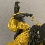 مجسمه طلایی و مشکی بن‌هور برنز