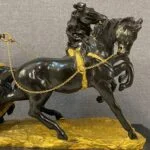 مجسمه طلایی و مشکی فرشته سوارکار برنز