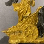 مجسمه طلایی و مشکی فرشته سوارکار برنز