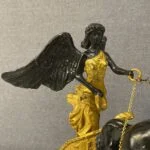 مجسمه طلایی و مشکی فرشته سوارکار برنز