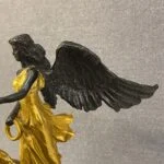 مجسمه طلایی و مشکی فرشته سوارکار برنز