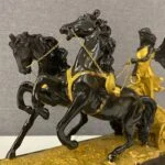 مجسمه طلایی و مشکی فرشته سوارکار برنز