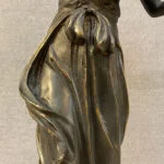 مجسمه زن بربط زن