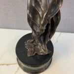 مجسمه برنزی زن ویالون نواز