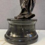 مجسمه برنزی زن ویالون نواز