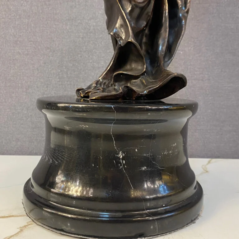 مجسمه برنزی زن ویولن نواز