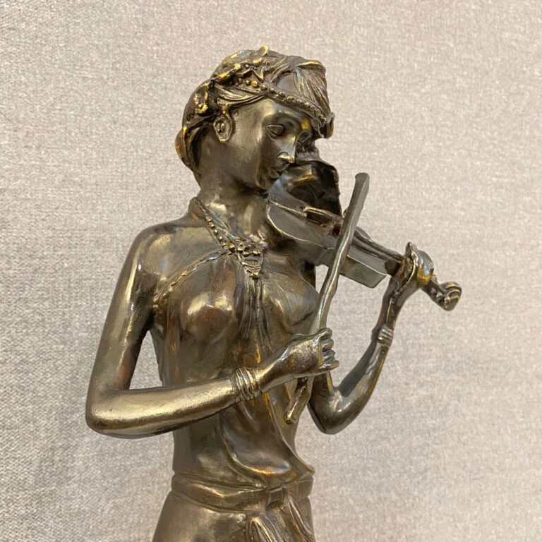 مجسمه برنزی زن ویولن نواز