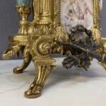 ساعت و شمعدان آبی فیروزه‌ ای و طلایی برنز