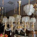 لوستر پذیرایی کلاسیک سفید و طلایی گل‌دار