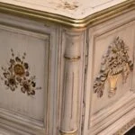 بدنه میز تلویزیون کرم و طلایی