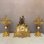 ساعت و شمعدان طلایی و قرمز طرح زن و شوهر