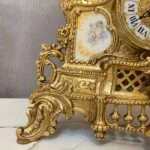 ساعت و شمعدان طلایی و قرمز طرح زن و شوهر