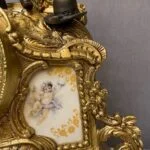 ساعت و شمعدان طلایی و قرمز طرح زن و شوهر