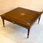 میز جلو مبلی مربع نقاشی شده