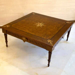 میز جلو مبلی مربع نقاشی شده