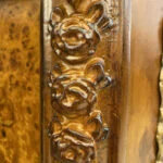 طرح روی آینه کنسول چوبی برنزکوب