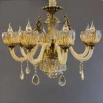 لوستر کرم و سفید کلاسیک شش شاخه