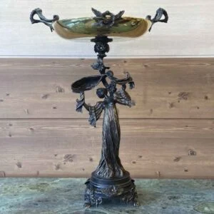 میوه خوری رومیزی زن شال به دست