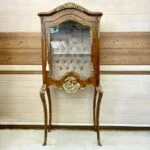 ویترین زیبا قهوه ای چوبی برنزکوب