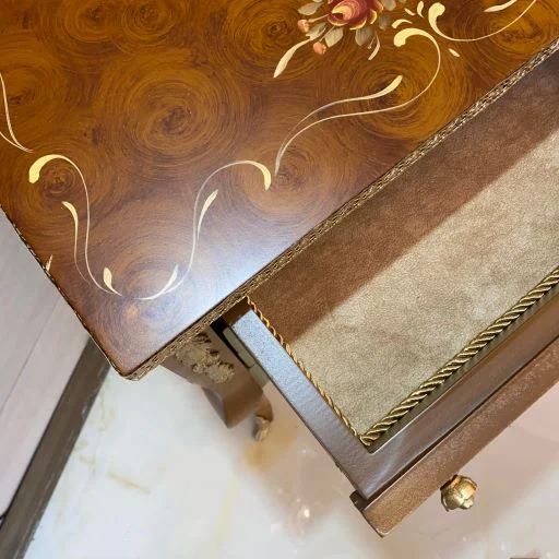 میز تلفن آبی و قهوه ای