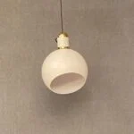 لوستر آویز مدرن سفید از فلز آبکاری شده ساخته شده است و با تکنولوژی سندبلاست رنگ آمیزی شده است. این لوستر آویز داری سه رنگ آفتابی، مهتابی و نچرال قابل تنظیم است.