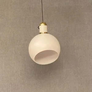 لوستر آویز مدرن سفید از فلز آبکاری شده ساخته شده است و با تکنولوژی سندبلاست رنگ آمیزی شده است. این لوستر آویز داری سه رنگ آفتابی، مهتابی و نچرال قابل تنظیم است.