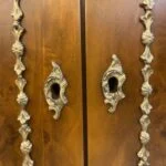 برنزکوبی روی آینه و کنسول چوبی