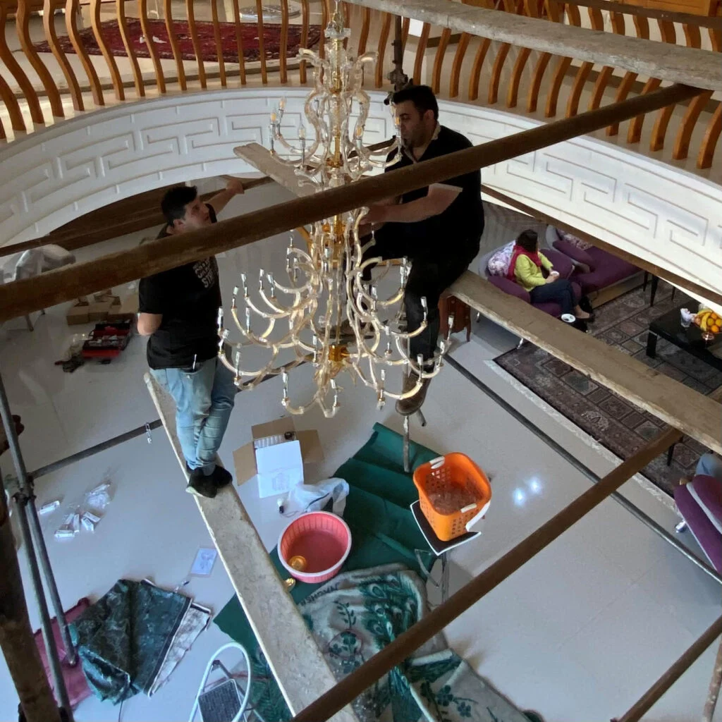 کامل‌ترین راهنمای تمیز کردن لوستر: از ایمنی تا درخشش خیره‌کننده!