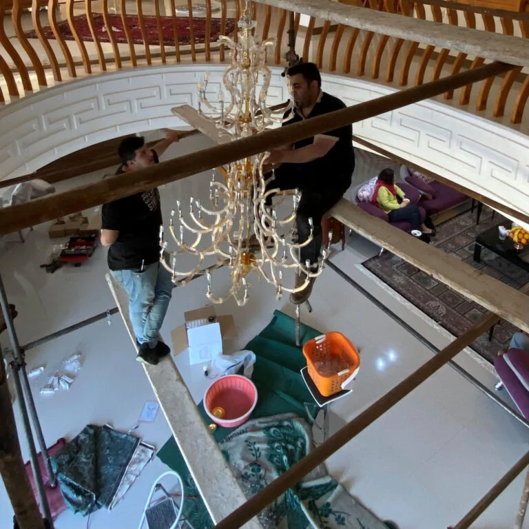 کامل‌ترین راهنمای تمیز کردن لوستر: از ایمنی تا درخشش خیره‌کننده!