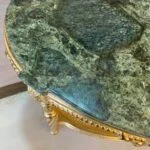 سنگ طبیعی روی میز طلایی