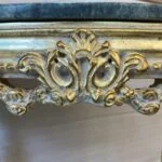 منبت کاری روی میز چوبی طلایی