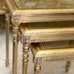 بدنه میز عسلی طلایی و حصیر