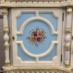 نقاشی با دست روی کنسول آبی و کرم رنگ