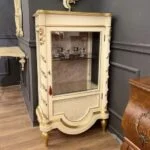 ویترین طلایی و سفید چوبی