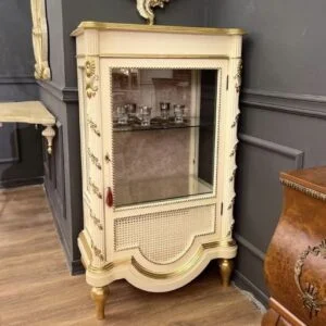 ویترین طلایی و سفید چوبی