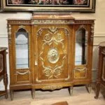 ویترین قهوه ای برنزکوب وسط کمد