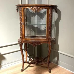 ویترین چوبی قهوه ای دور شیشه